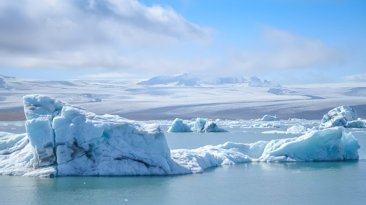 Eisberge auf stillem, türkisblauem Wasser
