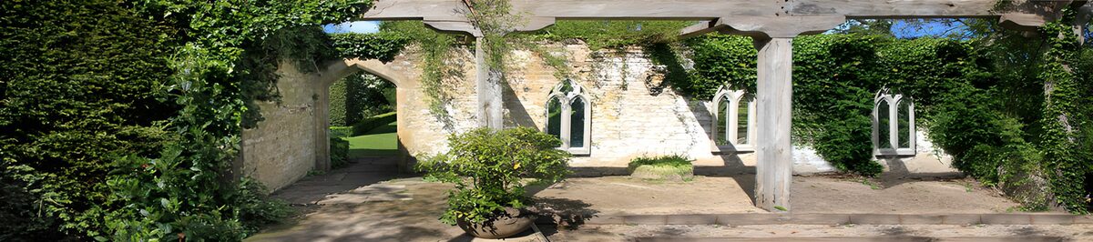 Sonniger Innenhof mit begrünten Mauern