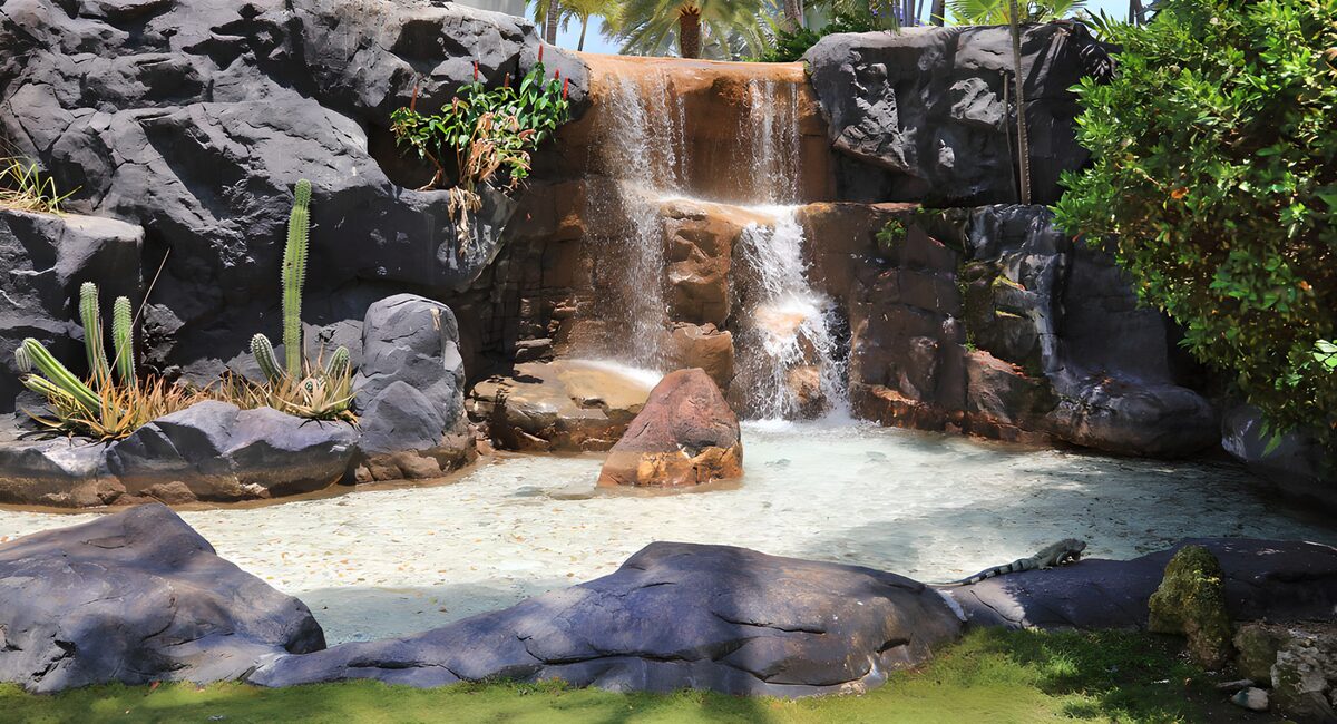Wasserfall und Leguan im Tropengarten