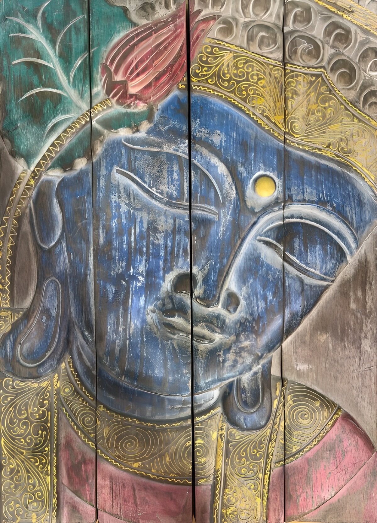 Blauer Buddha auf Holz mit Goldornamenten