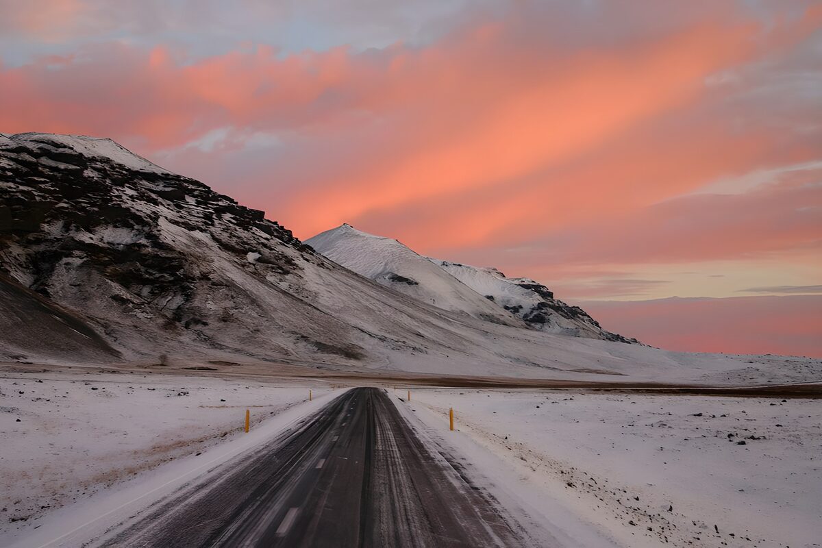 Winterstraße unter rosa Himmel