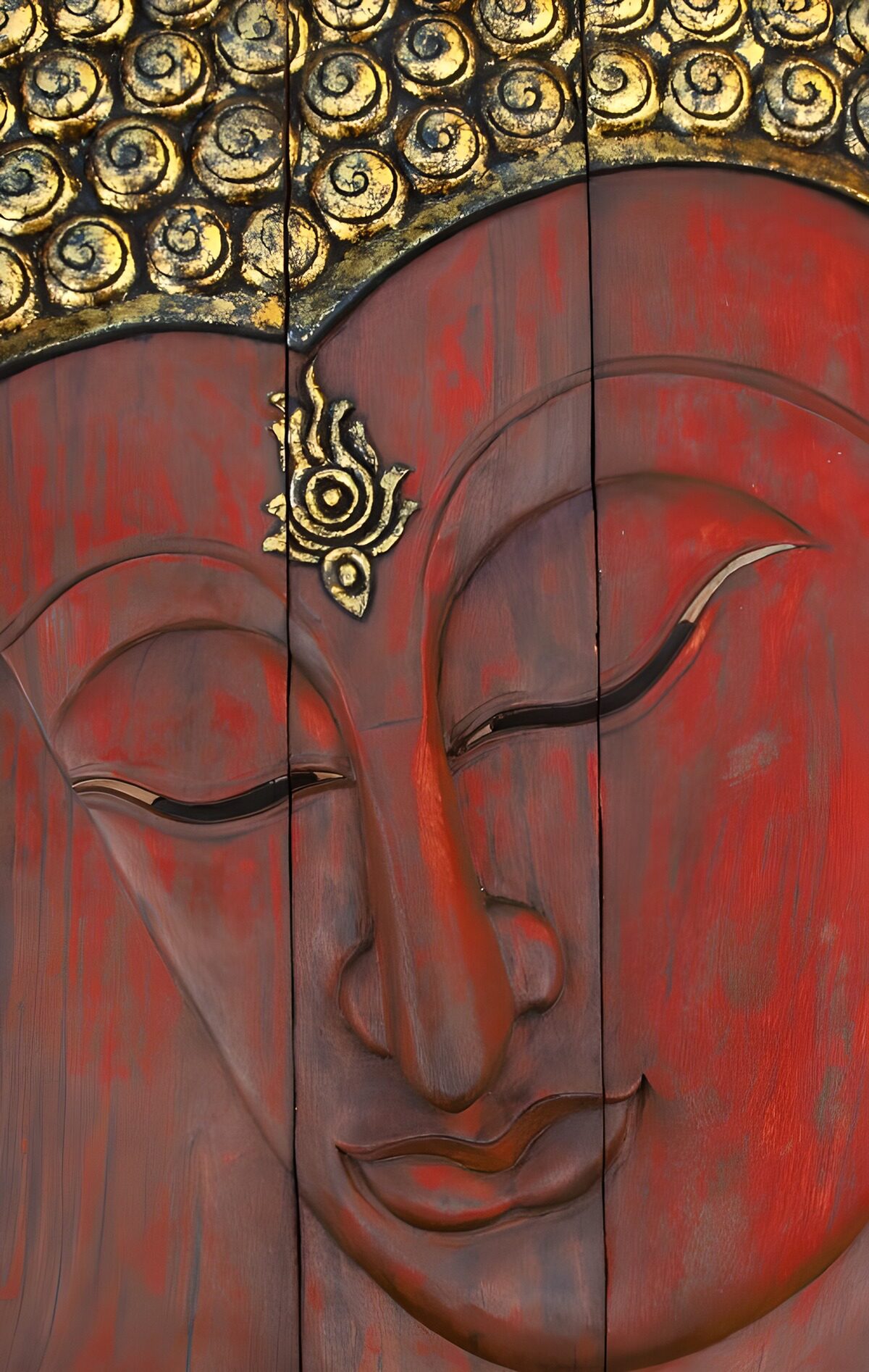 Buddha aus Holz in Rot und Gold