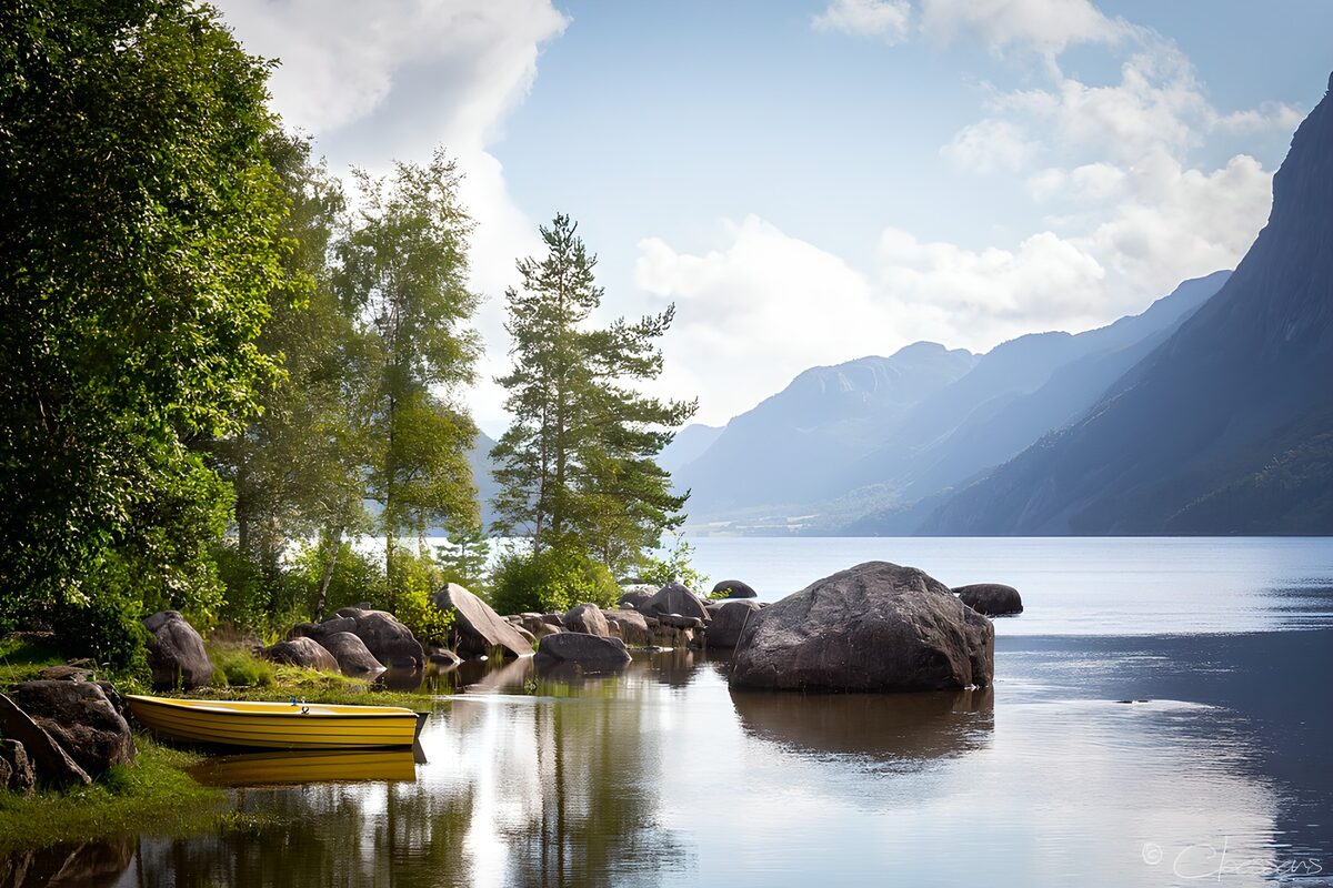 Gelbes Ruderboot am stillen Bergsee