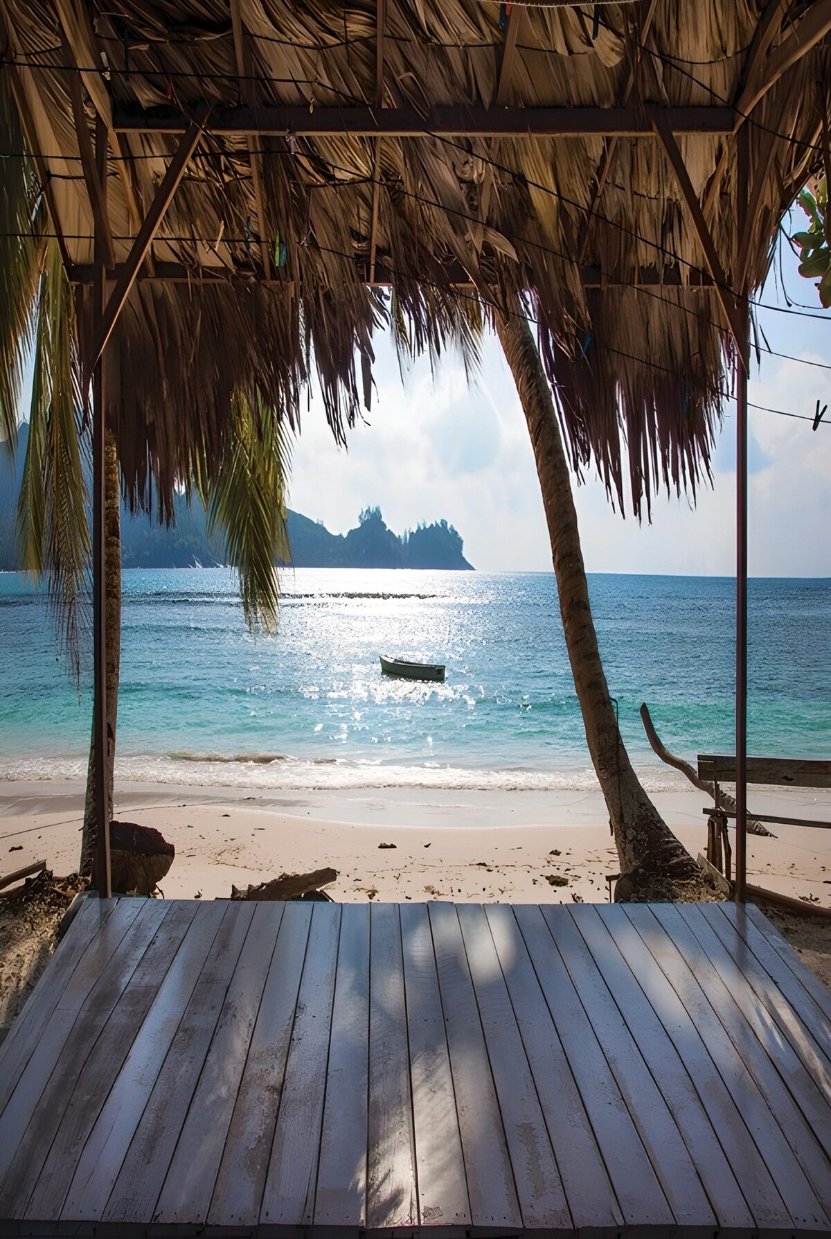 Strandblick im Schatten des Palmdachs