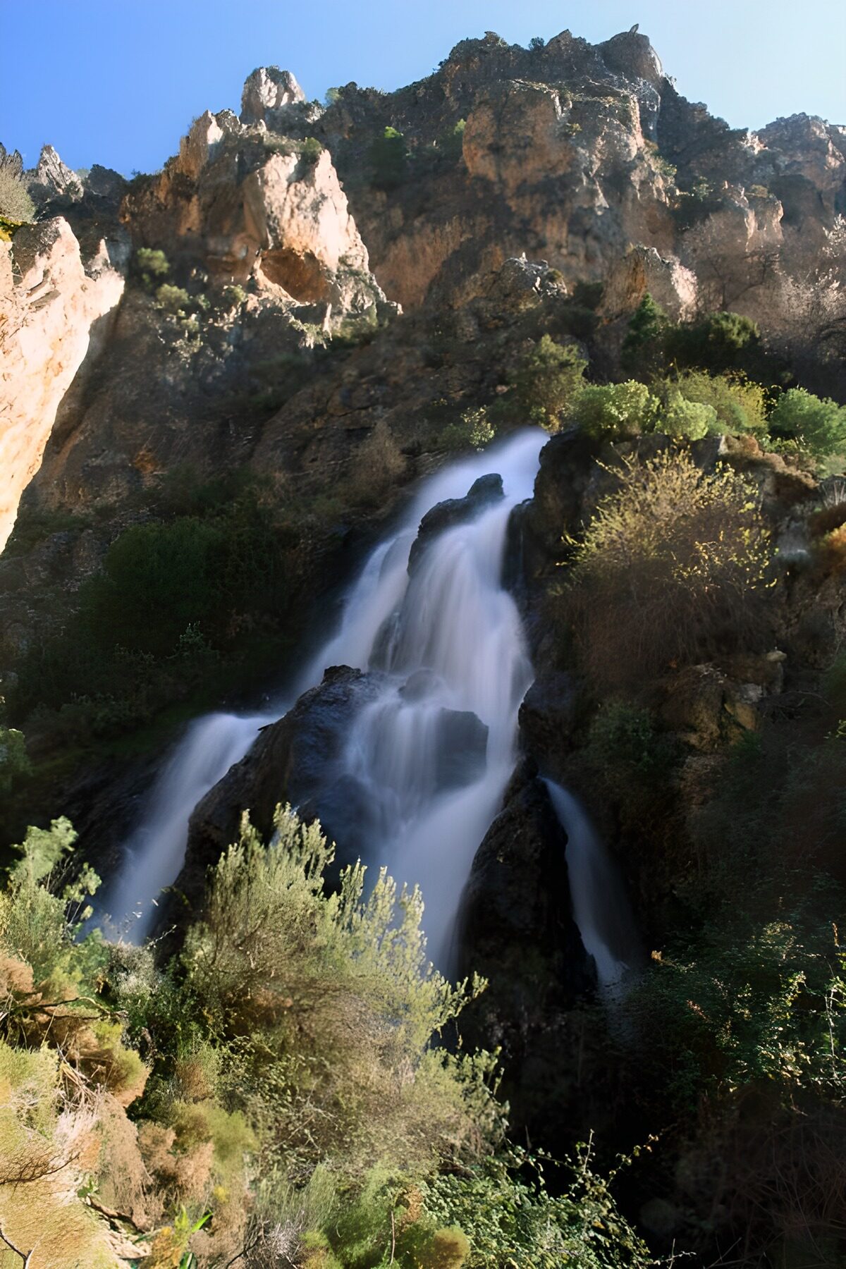 Wasserfall in der zerklüfteten Schlucht