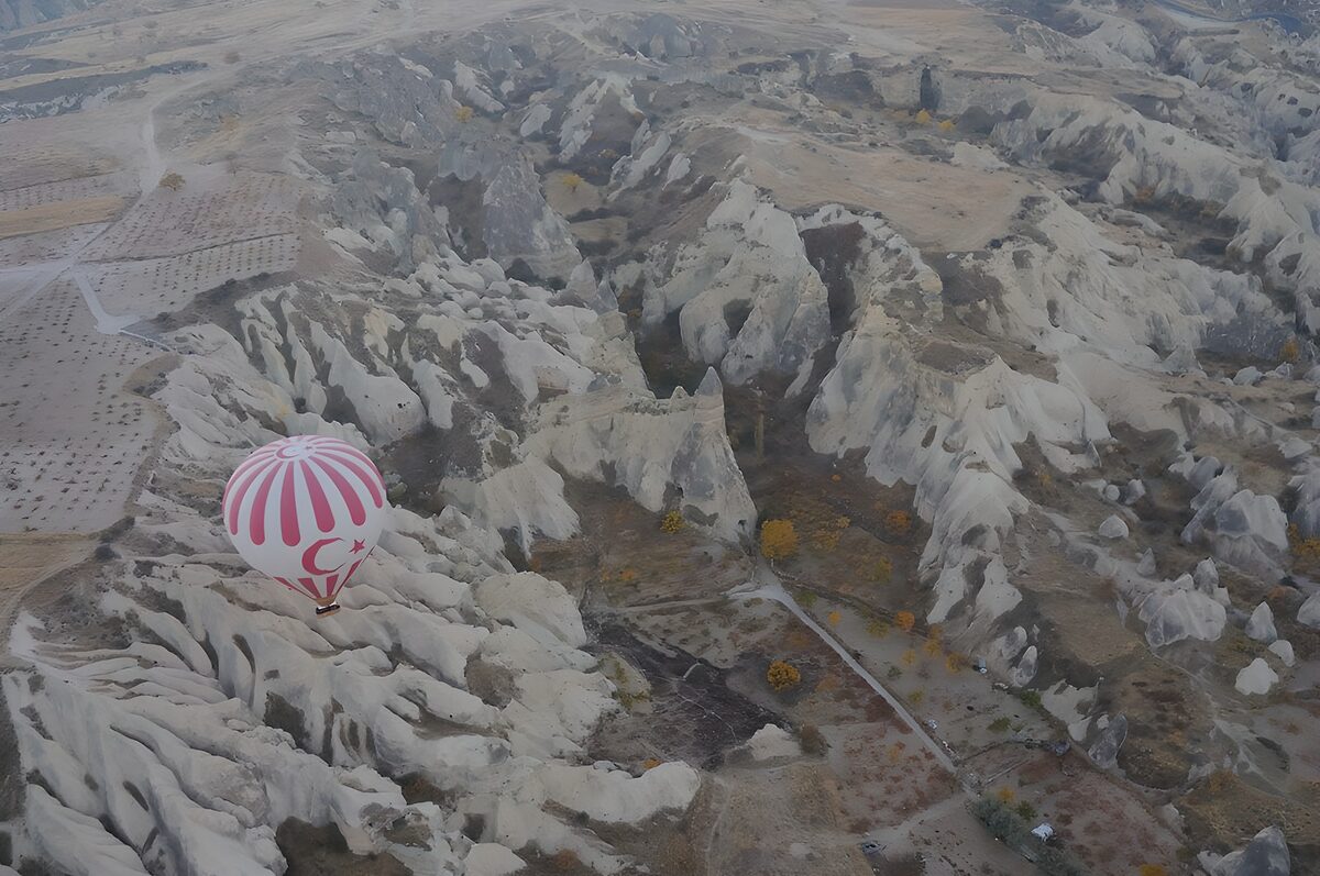 Rosa Ballon über zerklüftetem Felsental
