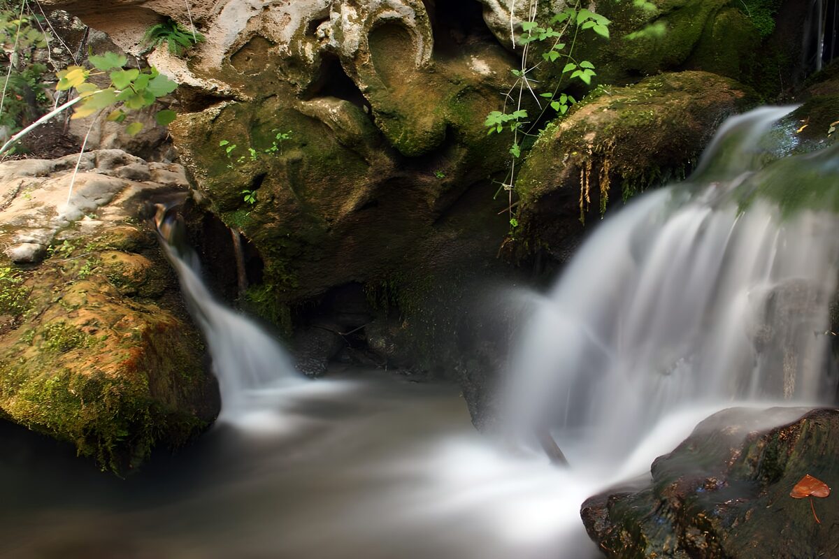 Kleiner Wasserfall zwischen Moosfelsen
