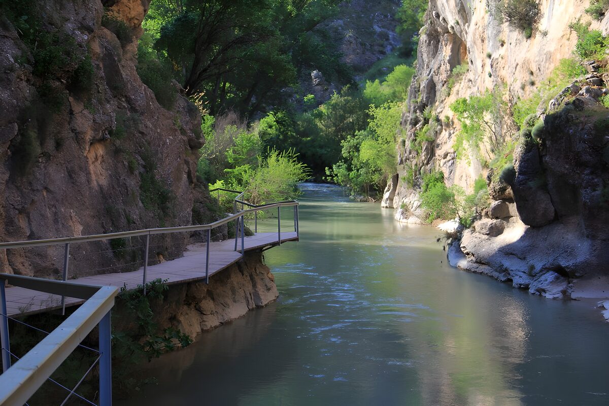 Fluss und Steg in der engen Felsenschlucht