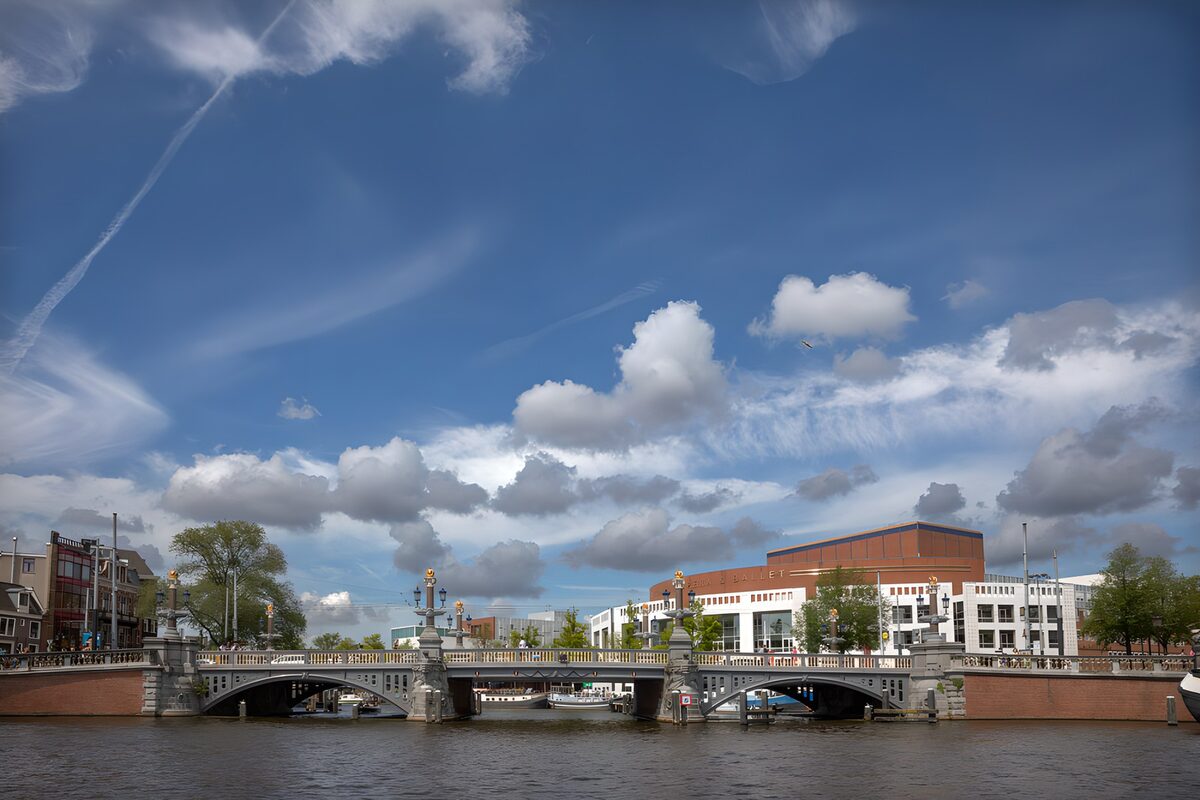 Amsterdamer Brücke unter blauem Himmel