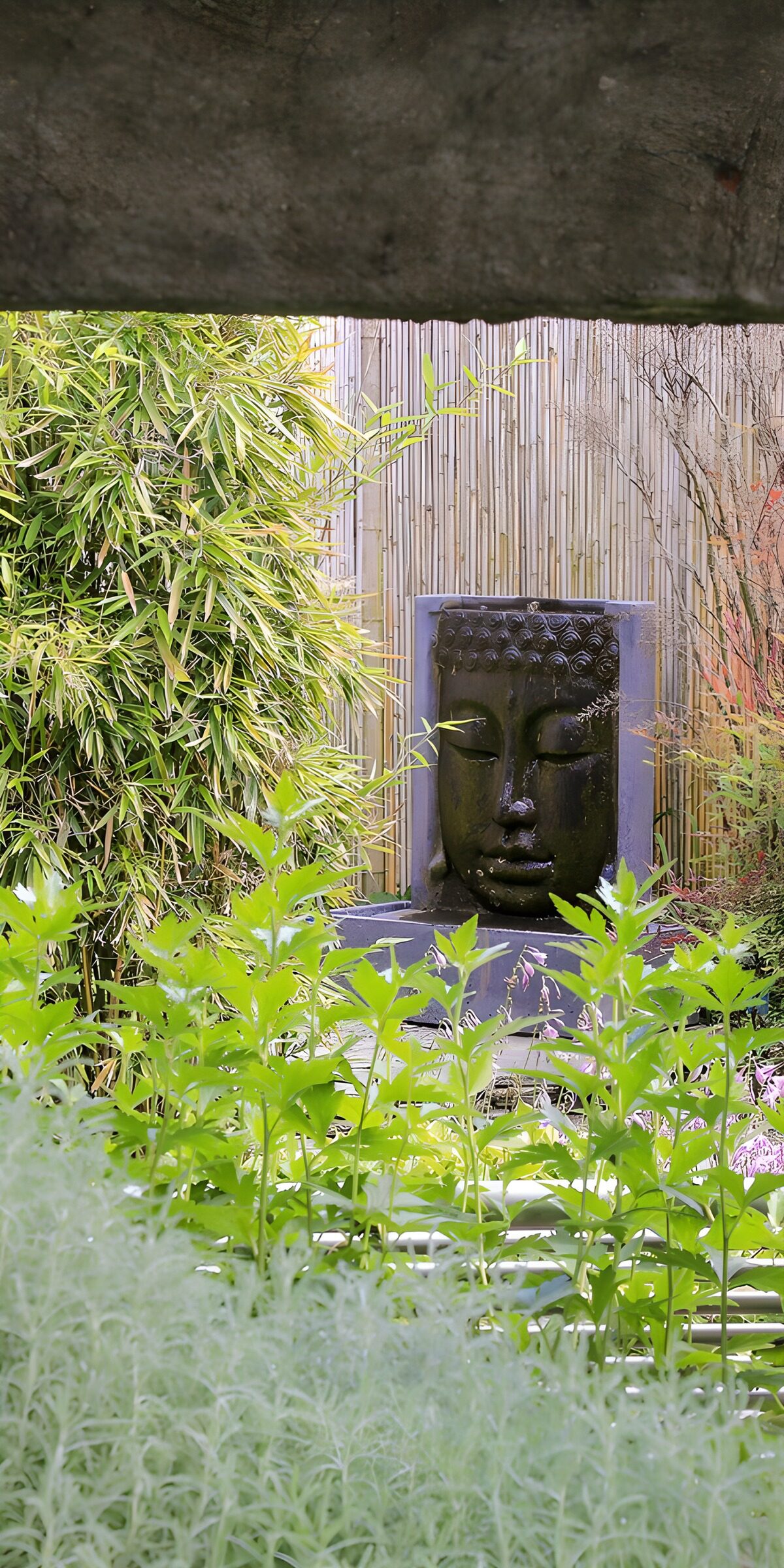Buddha-Brunnen im grünen Garten