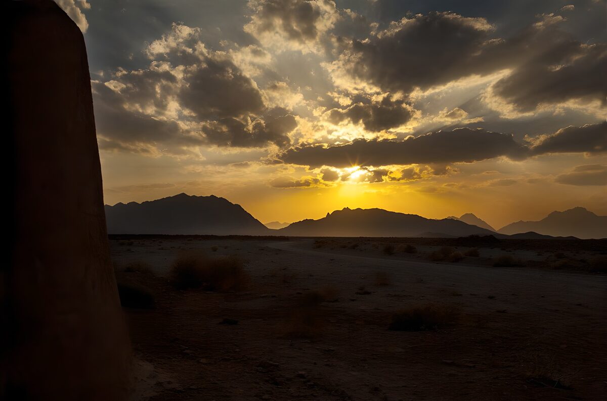 Sonnenuntergang über der Bergwüste