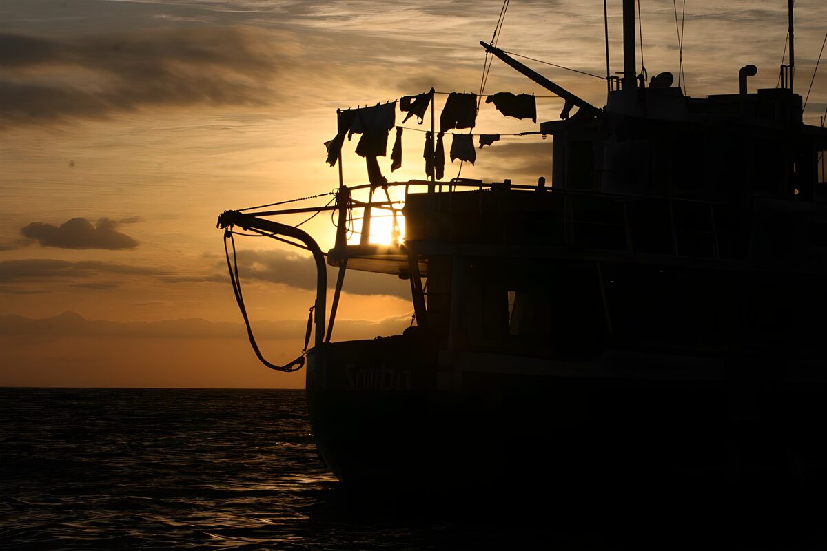 Bootssilhouette vor goldenem Abendhimmel