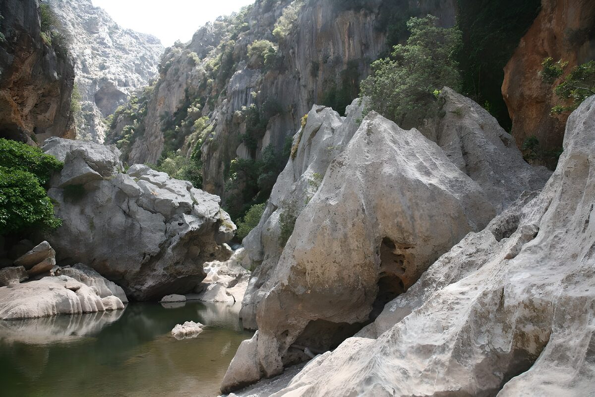 Helle Felsen am stillen grünen Wasser
