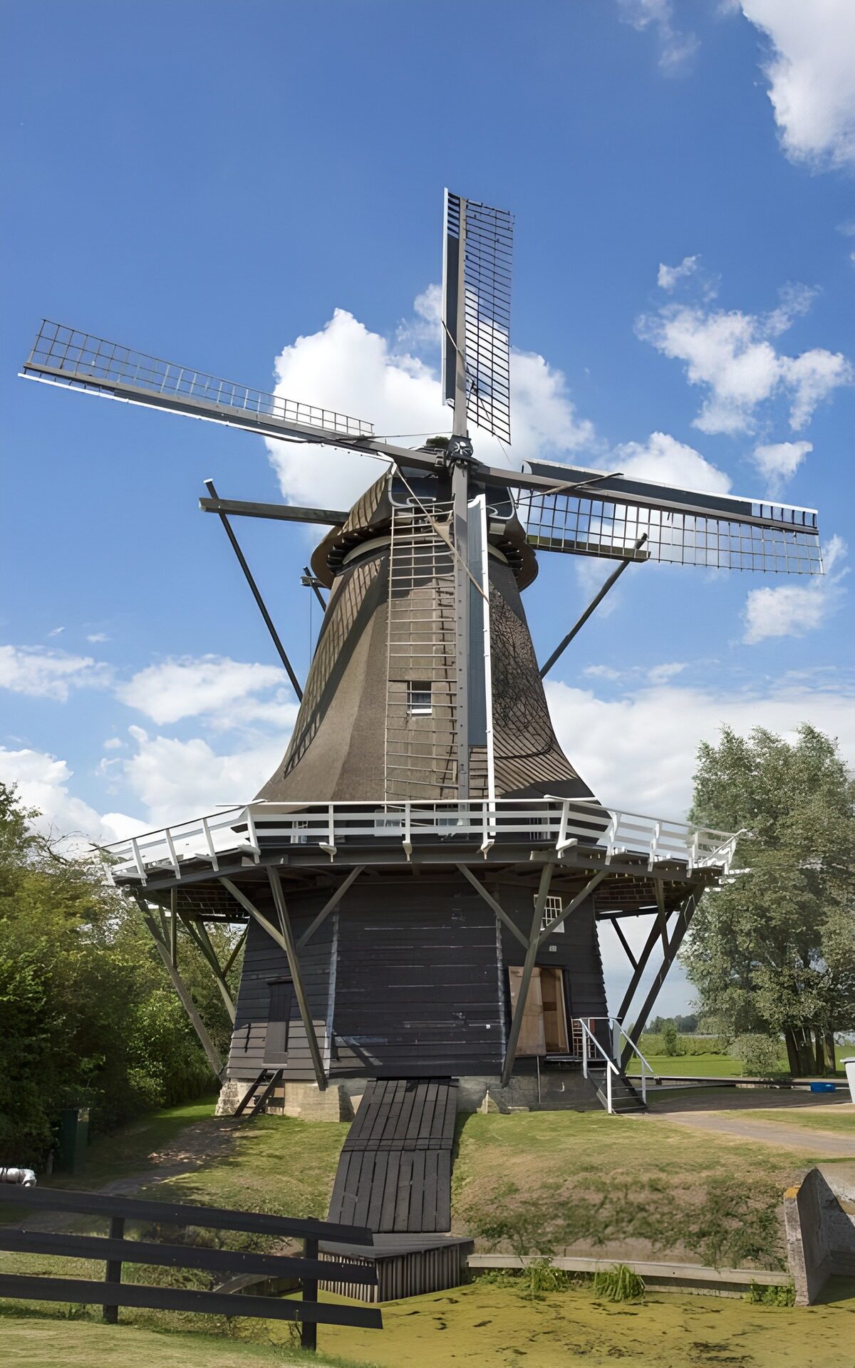 Windmühle unter blauem Wolkenhimmel