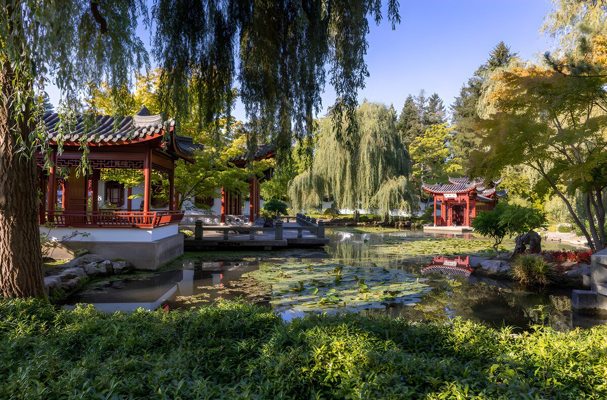 Rote Pavillons am stillen Gartenteich