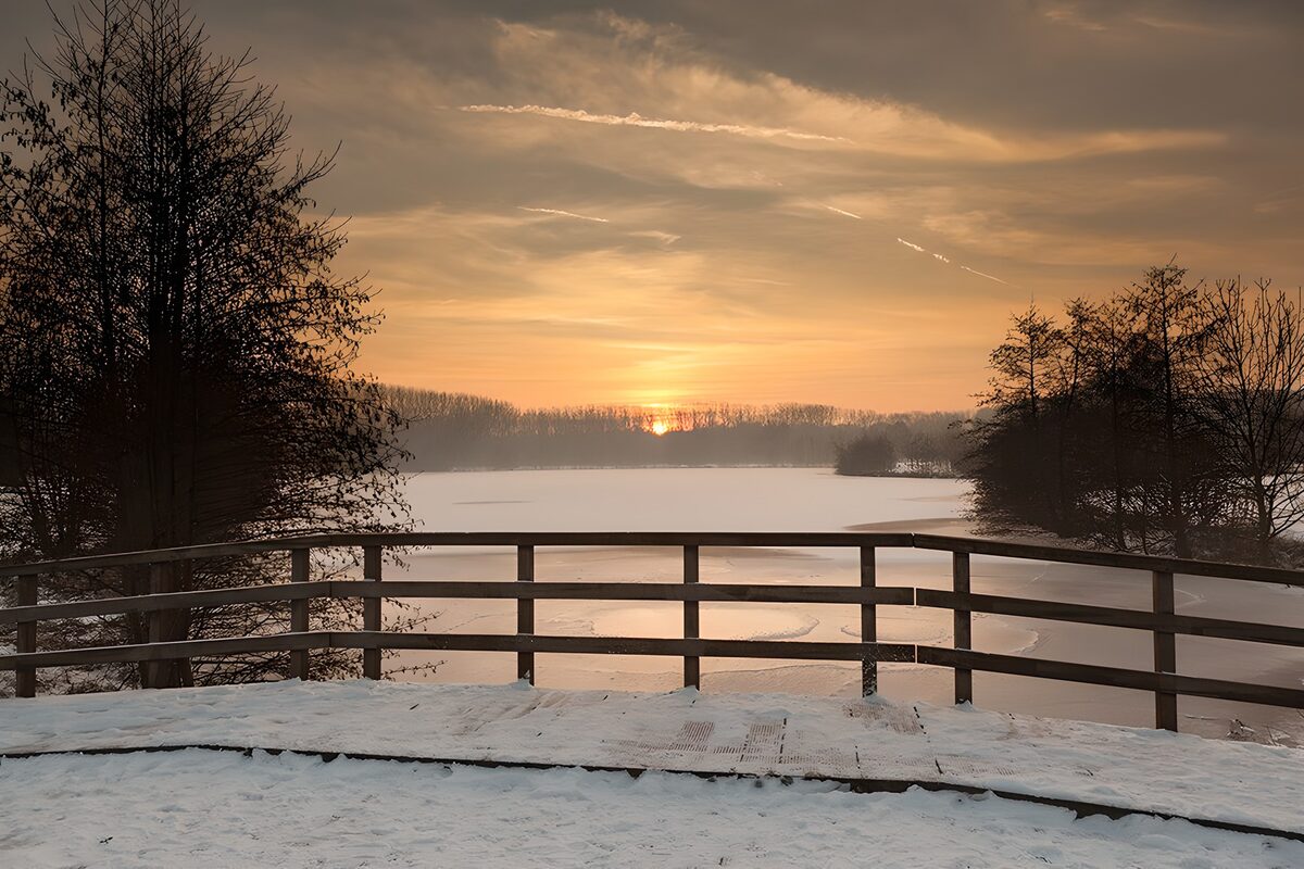 Zugefrorener See bei Sonnenuntergang