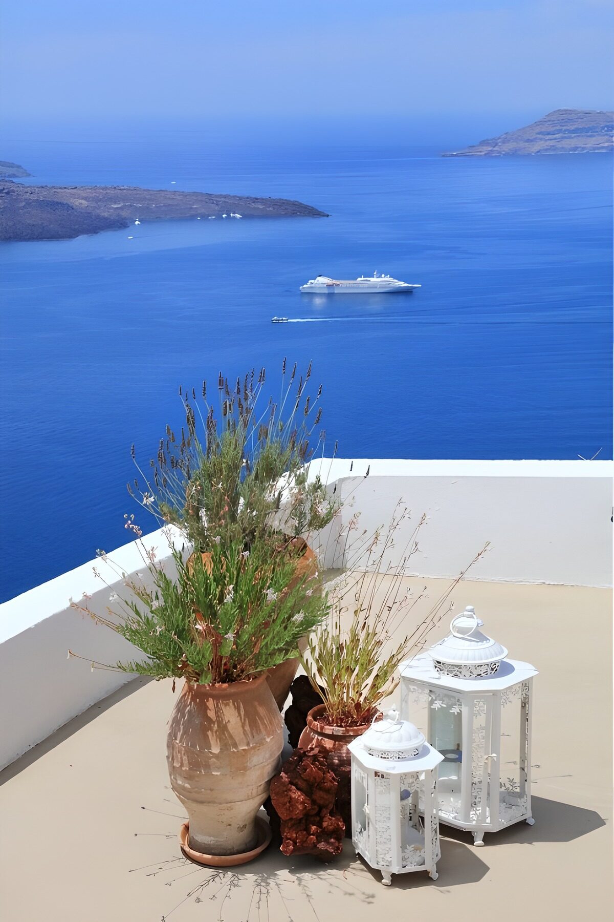 Sonnenterrasse mit Blick aufs blaue Meer