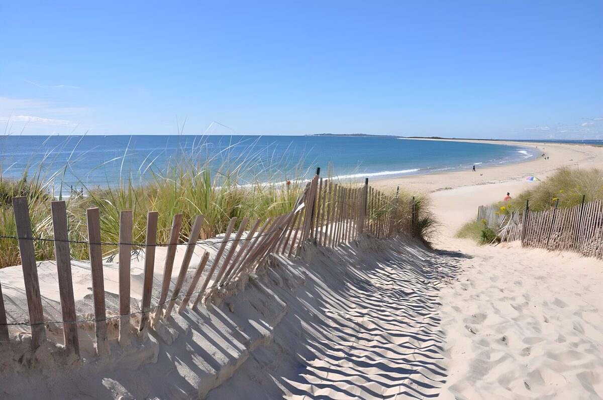 Sandweg durch die Dünen zum Meer