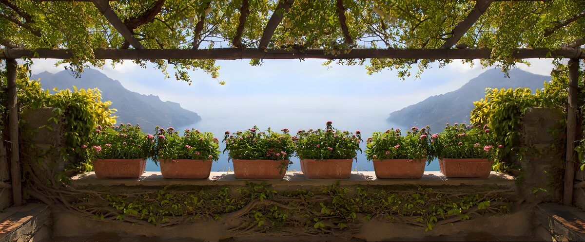 Gartenterrasse mit weitem Meerblick