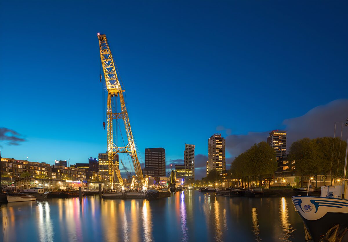 Stadthafen im blauen Abendlicht