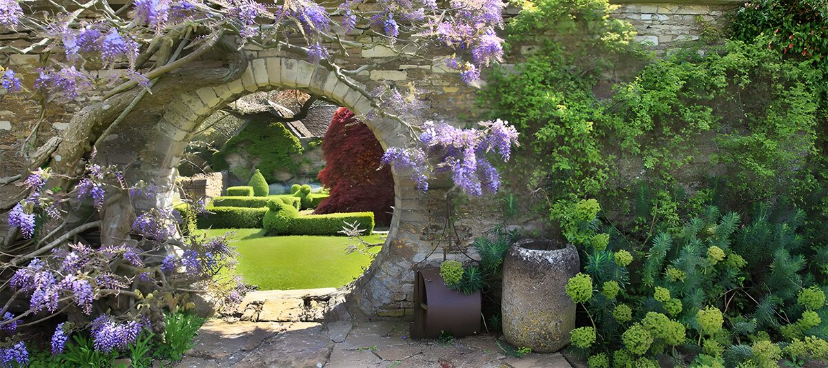 Rundes Steintor im stillen Garten