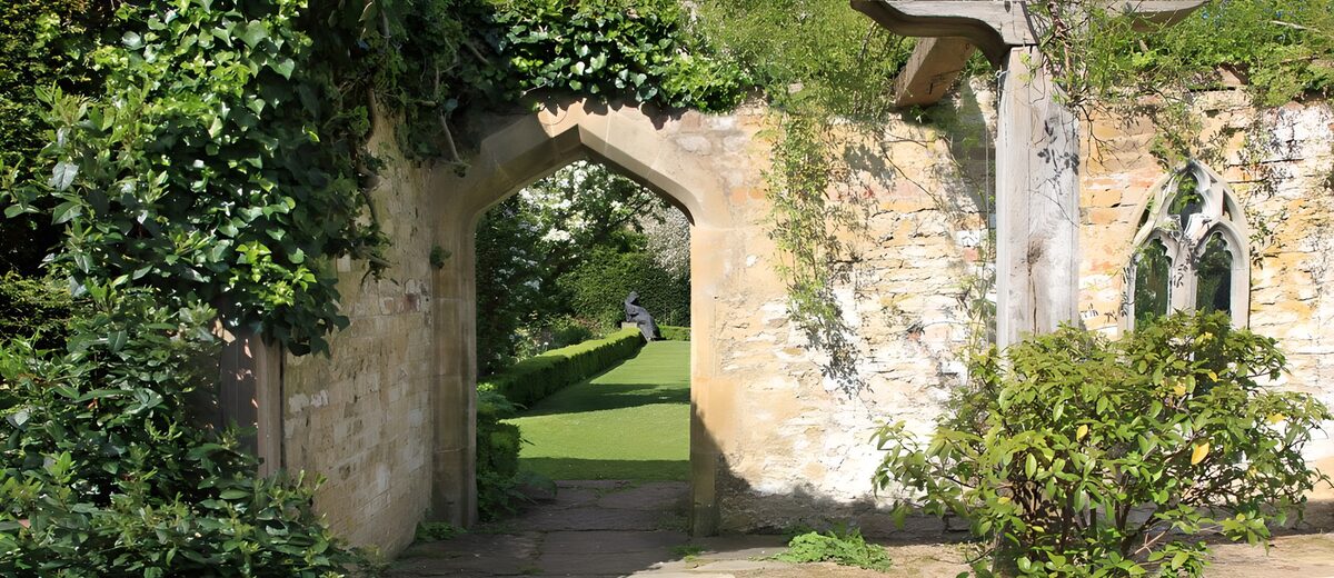 Gartenblick durch den gotischen Steinbogen
