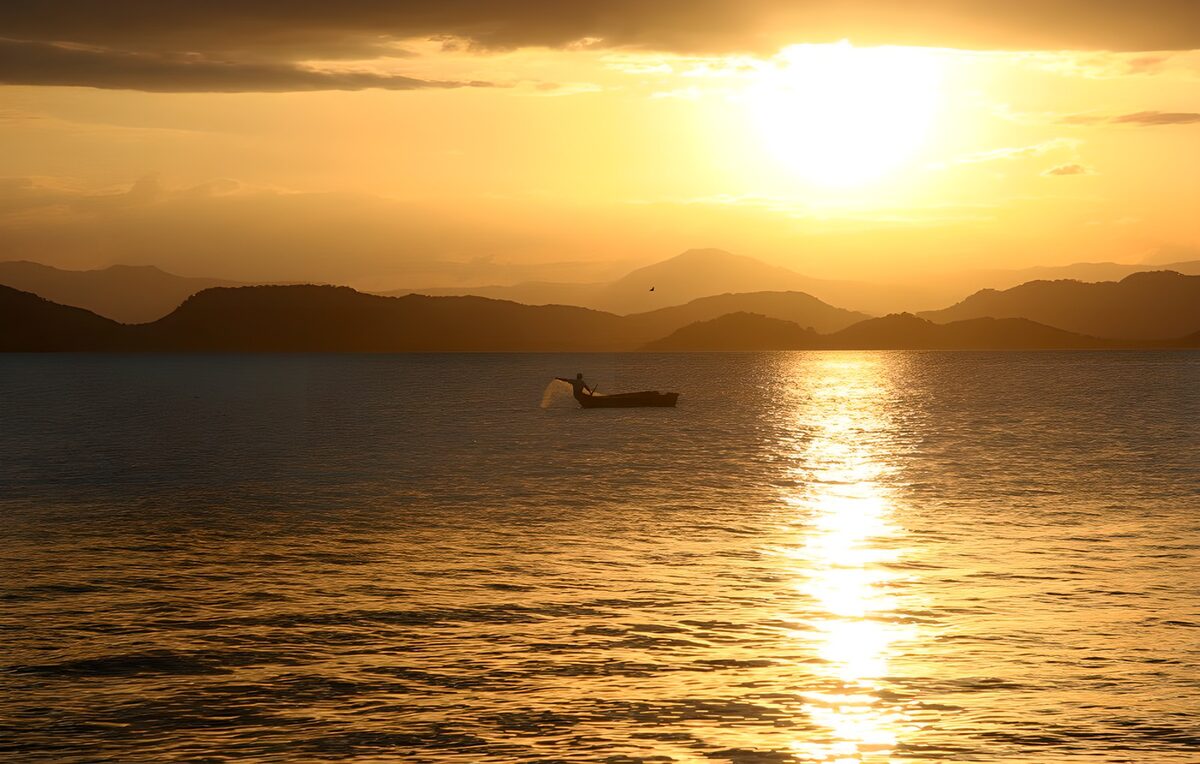 Fischerboot im goldenen Abendlicht