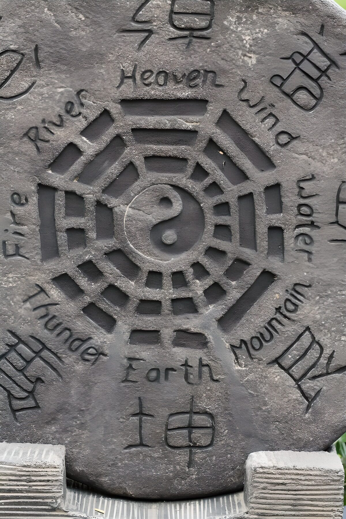 Yin und Yang in verwittertem Stein