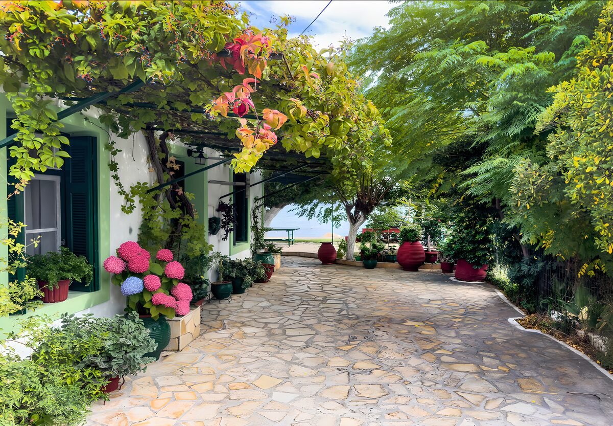 Hofidylle mit Hortensien und Pergola