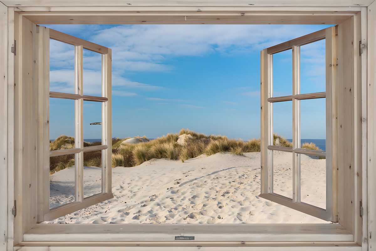 Offenes Fenster mit sonnigem Dünenblick