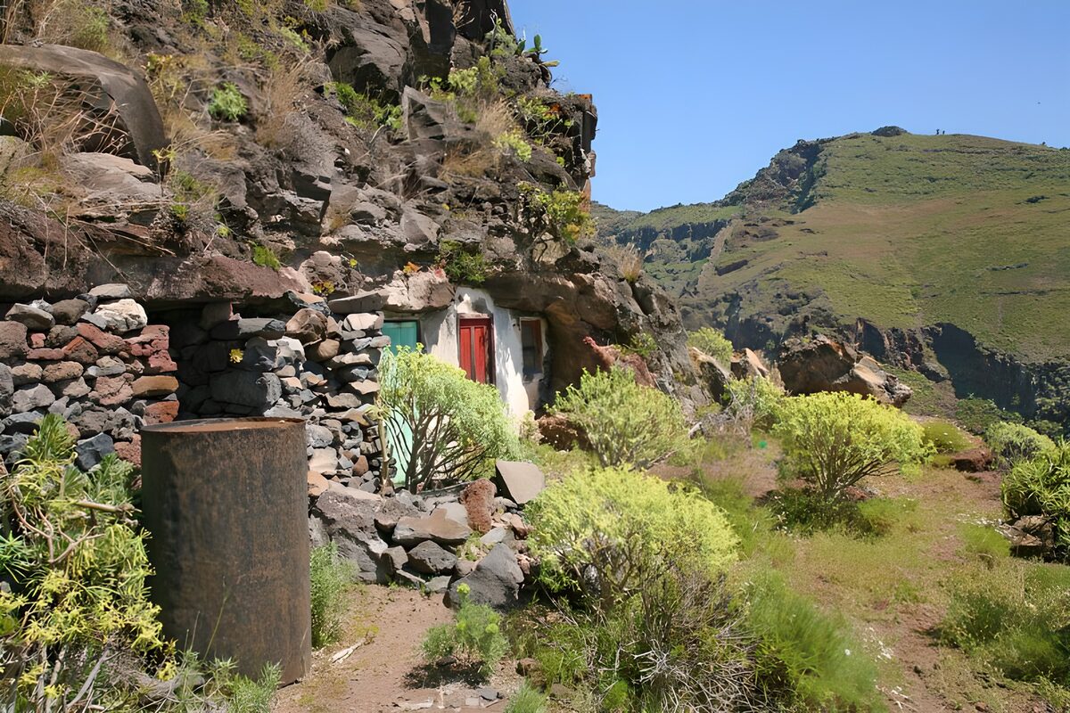 Kleines Felsenhaus am sonnigen Hang