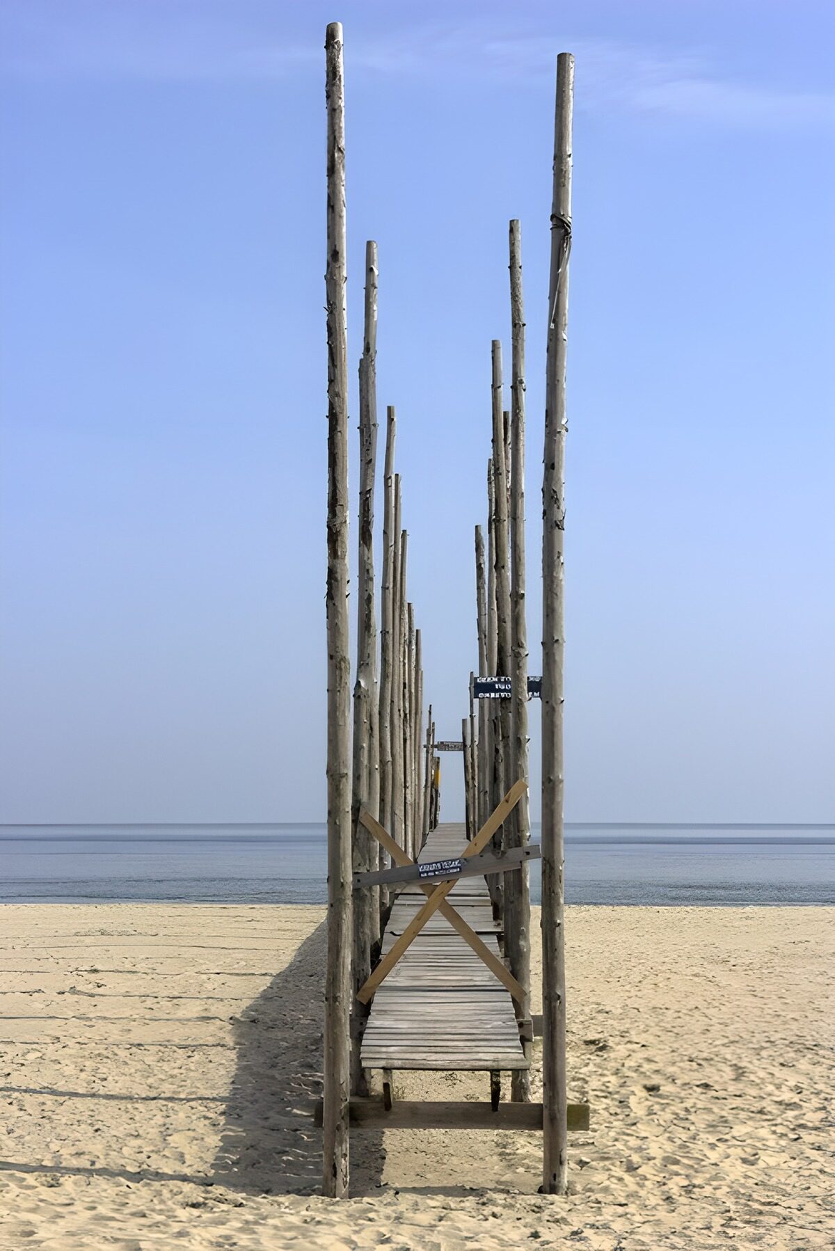 Holzsteg am stillen Meer