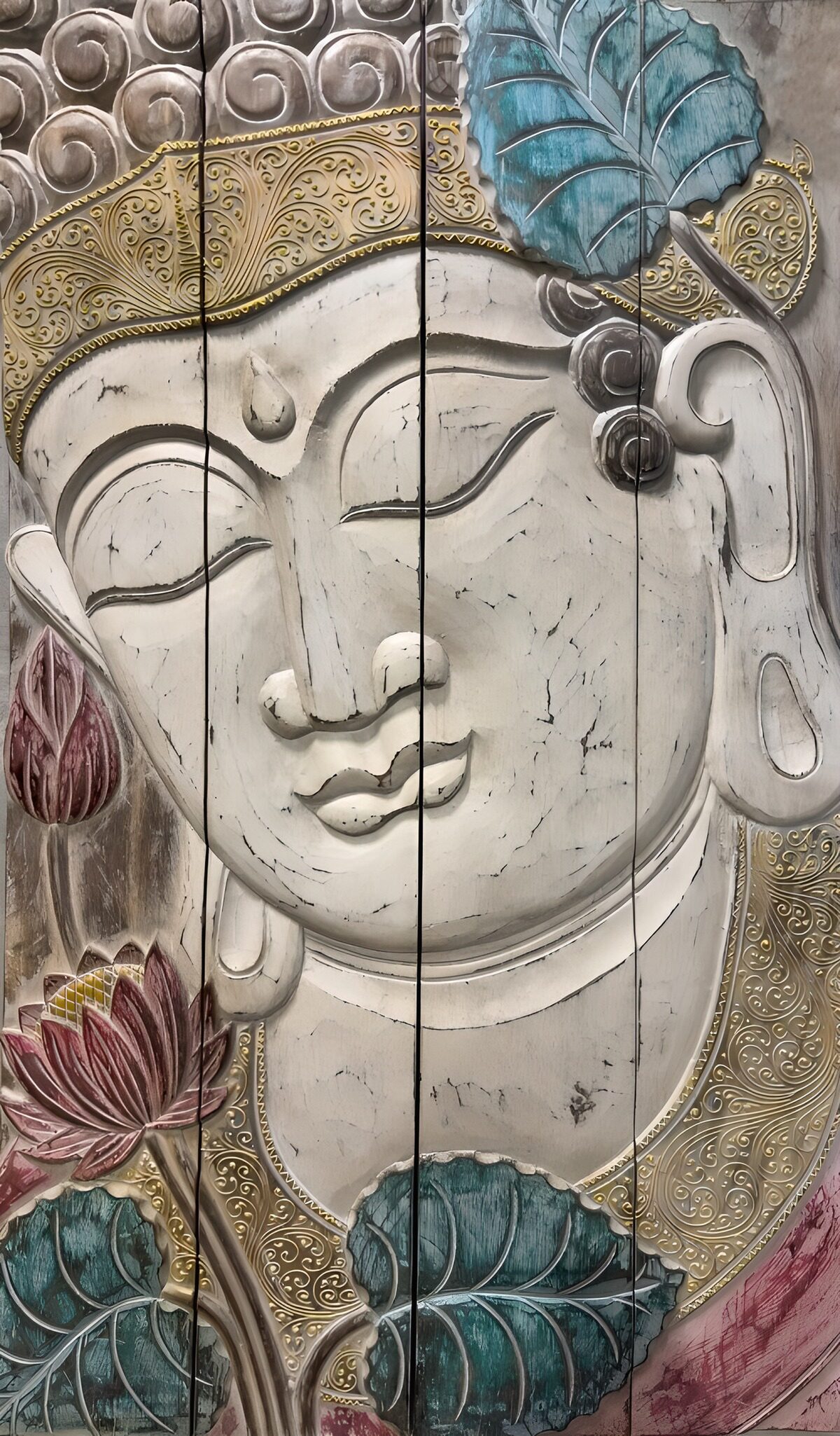 Buddha mit Lotus und Goldornamenten