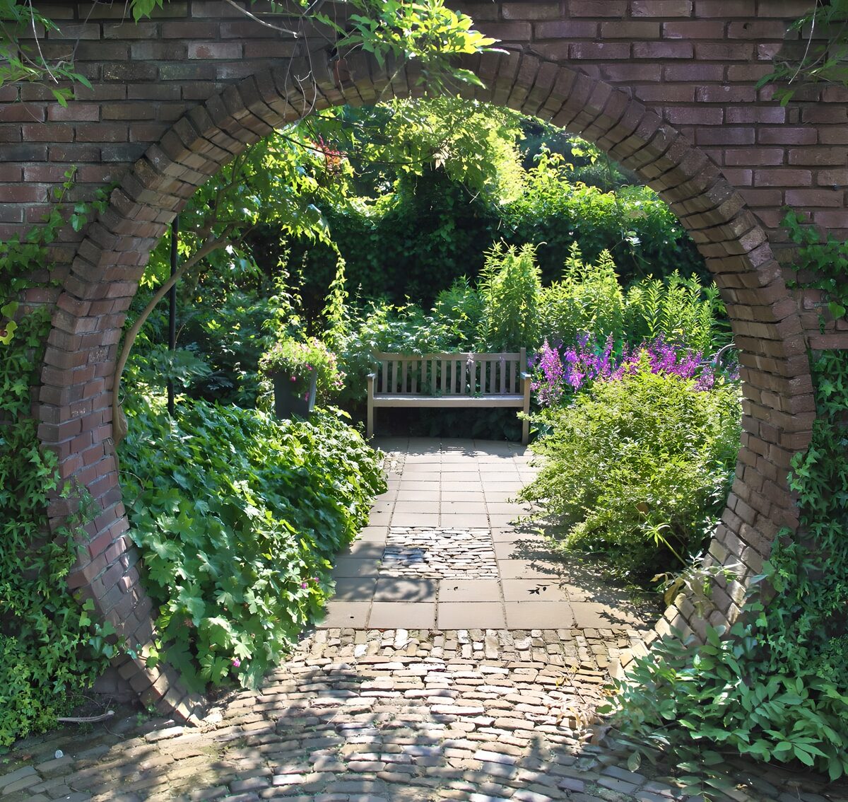 Ziegelbogen mit Blick ins Gartengrün