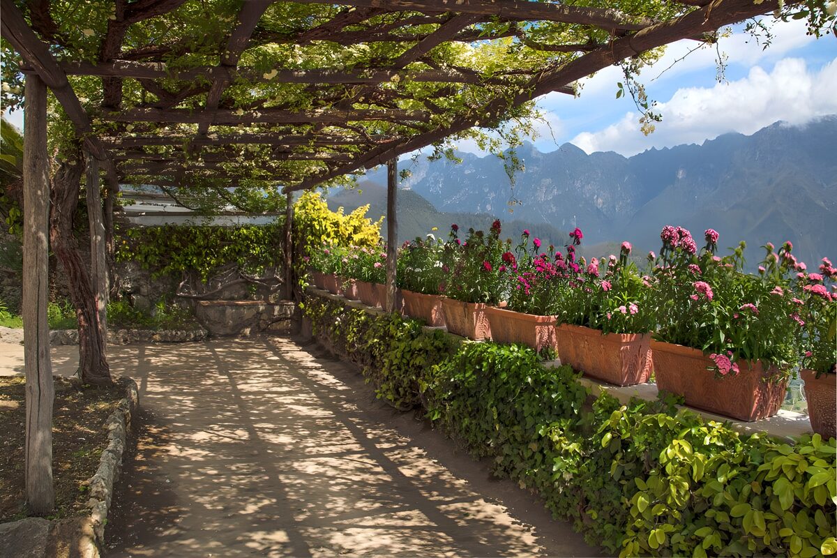 Blühende Terrasse mit Pergola und Bergblick